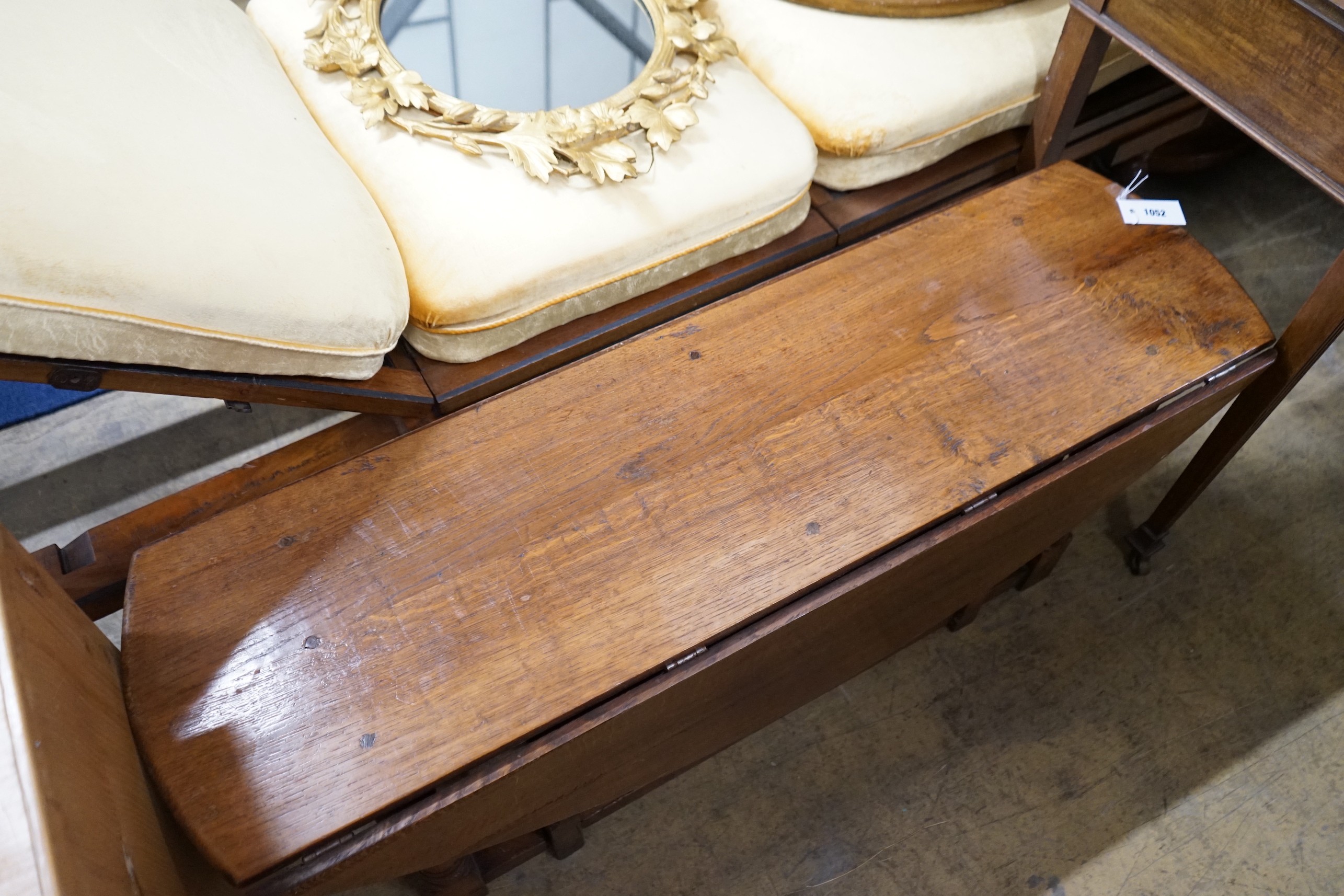 An 18th century style oak gateleg coffee table, length 116cm, depth 34cm, height 48cm